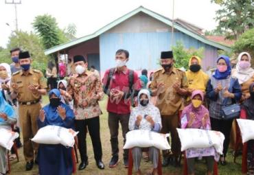 Penyerahan bantuan PKH