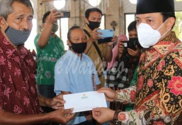 Wakil Walikota Bengkulu Dedy Wahyudi didampingi Ketua BazNas Kota Bengkulu Habib Abdurahman Alkaf, Selasa (22/9/2020) di masjid At Atqwa.