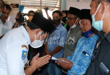 penyerahan bantuan operasional (BOP) kepada RT, RW, tokoh adat (todat), tokoh agama (toma) dan LPM di kantor camat tanah patah, Rabu (23/9/2020) sekitar pukul 09.30 WIB.