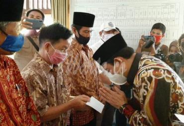 Wawali saat menghadiri acara pembagian dana bantuan operasional (BOP) untuk RT, RW, Linmas, Ketua Adat dan Ketua LPM di kantor lurah Kebun Dahri, Selasa pagi (29/9/2020).