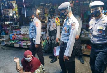Polres Lutra menegur warga yang tidak menggunakan masker dengan baik