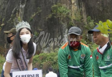 Putri Indonesia saat melakukan penanaman pohon di areal Bukit Kandis, Jumat (4/9/2020)