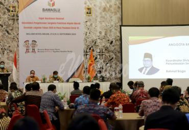 Koordinator Divisi Penyelesaian Sengketa Bawaslu, Rahmat Bagja memberikan arahan dan penguatan di depan jajaran Bawaslu Provinsi Se-Indonesia dalam acara Rapat Koordinasi Nasional (Rakornas) Konsolidasi Penyelesaian Sengketa Pemilihan Kepala Daerah Serentak Lanjutan Tahun 2020 di masa pandemi Covid-19, di Bogor (21/9/2020). Photo : HUMAS Bawaslu- Nurisman.