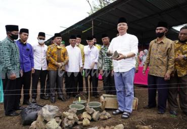 peletakan batu pertama Pesantren Darul Ma'arif NU yang berlokasi di Desa Tanjung Beringin Kec. Curup Utara Kab. Rejang Lebong, Selasa (15/9).