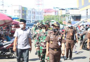 Wakil Gubernur Bengkulu Dedy Ermansyah usai apel pagi sekaligus membuka pelaksanaan peninjau giat penegakan protokol kesehatan di Pasar Panorama dan Pasar Minggu, Kamis (17/9).