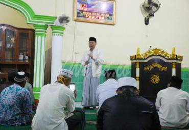 Gubernur Rohidin usai Shalat Subuh Berjamaah dan menyampaikan tausiyah di Masjid Al-Muhajirin, Desa Gajah Mati, Kecamatan Air Rumbai, Kabupaten Mukomuko, Kamis (17/09).