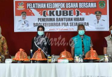 Sepuluh Kelompok Usaha Bersama (KUBE) di Kabupaten Luwu Utara, Sulawesi Selatan mengikuti pelatihan manajemen dan keterampilan wirausaha