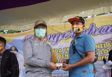 pembagian dilakukan Gubernur Rohidin kepada para nelayan di Pelabuhan Linau Kabupaten Kaur, Selasa (22/09/2020).