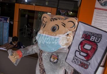 Patung Maskot Pilkada Serentak Kabupaten Bandung 2020 Si Mantul dipajang sebagai persiapan pendaftaran bakal calon Bupati dan Wakil Bupati di Kantor KPU Kabupaten Bandung, Soreang, Kabupaten Bandung, Jawa Barat, Rabu (2/9/2020).