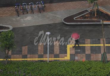 Pejalan kaki melintas saat hujan mengguyur di kawasan Jalan Jenderal Sudirman, Jakarta, Selasa (18/8/2020). (antarafoto)