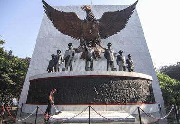 Petugas membersihkan area Monumen Pancasila Sakti di Lubang Buaya, Jakarta Timur, Rabu (30/9/2020). (antarafoto)