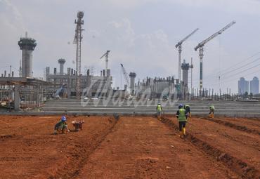 Sejumlah pekerja menyelesaikan pengerjaan lapangan untuk latihan di proyek pembangunan Jakarta International Stadium (JIS) atau stadion Kita, Jakarta Utara, Selasa (11/8/2020). (antarafoto)