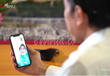 Presiden Joko Widodo berbincang dengan seorang guru asal Padang, Rika Susi Waty