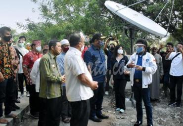 pengecekan perangkat Super WIfi di halaman Masjid Nurul Huda Gorontalo, Labuan Bajo, Manggarai Barat, Nusa Tenggara Timur, Kamis (24/09/2020).