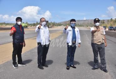 Menteri Kominfo Johnny G. Plate (kedua dari kanan) bersama Gubernur NTB Zulkieflimansyah (kanan) dan Dirut BAKTI Komifo Anang Latif (kedua dari kiri) dan Direktur Network Telkomsel Hendri Mulya Syam di kawasan Sirkuit MotoGP Mandalika Lombok Tengah, Kamis (24/09/2020) - (AYH)