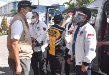 Gubernur NTB Zulkieflimansyah menyambut kedatangan Menteri Kominfo Johnny G Plate di Bandara Internasional Zainuddin Abdul Madjid Lombok Tengah, Kamis (24/09/2020). - (AYH)