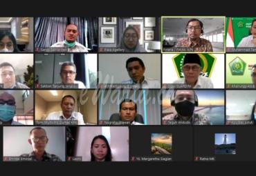 Rapat daring yang digelar Itjen Kementerian Agama. Hadir, Irjen Kemenag Deni Suardini, Sekretaris  Itjen, Inspektur Investigasi dan Bagian Dumas. Dari KPK, hadir Direktur Pengaduan Masyarakat Tomi Murtomo beserta jajarannya.
