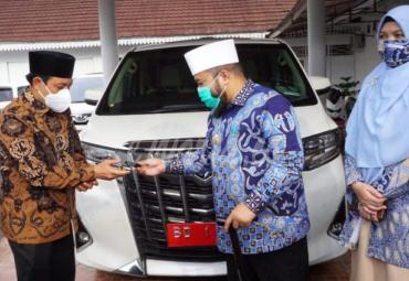 Helmi Hasan saat menyerahkan mobil dinasnya di Balai Kota Bengkulu
