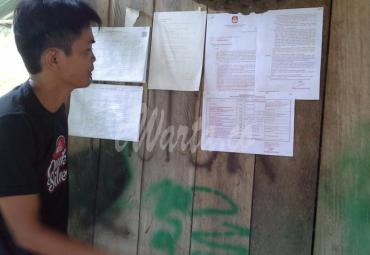 Warga sedang melihat pengumuman