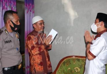 Plt Walikota Bengkulu Dedy Wahyudi saat menjenguk Agusalim