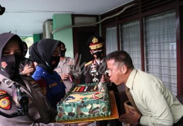 Polda Bengkulu Beri Kejutan HUT TNI Ke-75 Kepada Danrem 041/GAMAS