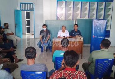 PT XL Axiata memberikan bantuan berupa kartu perdana kepada nelayan