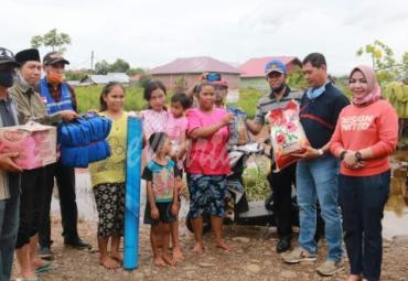  bantuan kepada warga terdampak banjir di RT 17, Kelurahan Rawa Makmur, Kecamatan Muara Bangkahulu, Jumat (9/10/2020).