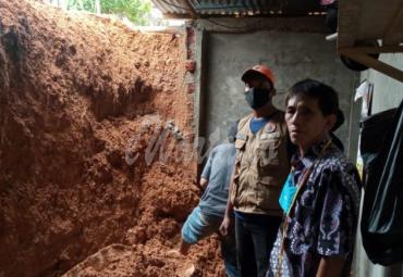 BPBD Kota Bengkulu saat meninjau rumah warga yang terkena longsor