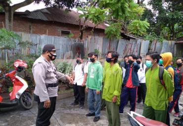 Sejumlah pelajar yang kedapatan nongkrong saat jam belajar