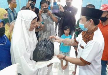 Dedi menyerahan bantuan