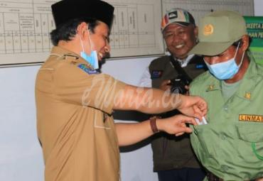 Dedy Wahyudi selipkan amplop ke kantong linmas