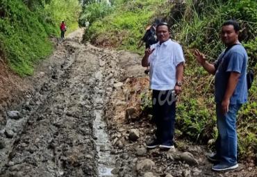 Erwin bersama timnya sedang memperhatikan kondisi salah satu jalan di Seluma
