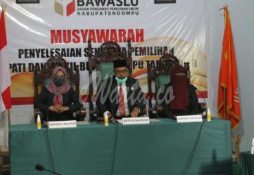 Ketua Bawaslu Kabupaten Dompu Irwan didampingi Anggota Bawaslu Dompu Yuyun Nurul Azmi dan Swastari Haz saat Sidang Putusan Penyelesaian Sengketa Calon Bupati dan Wakil Bupati Dompu Tahun 2020, di Ruang Sidang Bawaslu Dompu, NTB, Sabtu (10/10/2020). foto: Saharudin/Farid