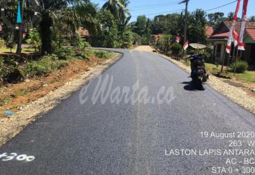 Jalan sepanjang 1 kilometer di Lingkungan Desa Bumi Mekar Jaya -  Desa Air Hitam Kecamatan Pondok Suguh