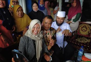 Goyang satu jari sambut kedatangan Helmi Hasan