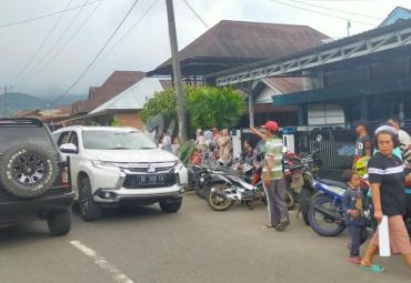 Helmi Hasan yang dihadang simpatisan di Talang Leak