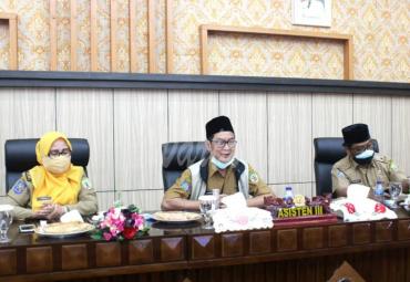 Asisten III Setda Provinsi Bengkulu Gotri Suyanto mengikuti rapat secara virtual bersama Korwil V KPK RI, Selasa (27/10) 