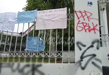 Corat coret di tembok gedung DPRD Bengkulu