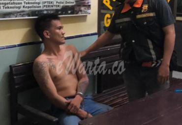 Pria yang membuat onar di warung bakso