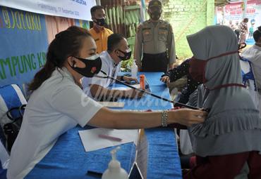 Dokter dari Rumah Sakit Bhayangkara memeriksa kesehatan warga yang pada gelaran Bakti Kesehatan Hari Lalu Lintas Bhayangkara di Palembang, Sumsel, Kamis (17/9/2020). - (antarafoto)