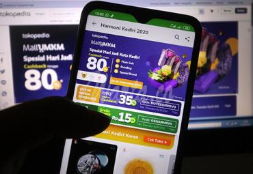 Warga membuka platform MallUMKM melalui telepon genggam untuk berbelanja pada Tokopedia di Kota Kediri, Jawa Timur, Jumat (25/9/2020). (antarafoto)
