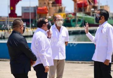 Presiden Joko Widodo meninjau sejumlah pengembangan prasarana yang berada di Kampung Ujung, Labuan Bajo