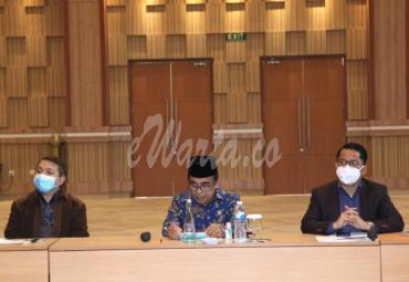 Menteri Agama Fachrul Razi (Tengah)