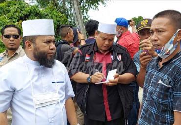 Warga Terisolir Cegat Mobil Helmi