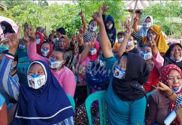 Warga Kecamatan Muara Kemumu menyambut kedatangan Helmi Hasan