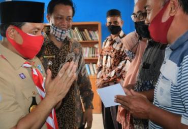 Dedy menyerahkan Bantuan Operasional (BOp) secara simbolis kepada RT, RW, tokoh adat dan linmas di Kantor Lurah Kebun Tebeng, Kamis (5/11/2020).