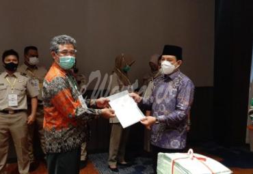 Penyerahan sertifikat PTSL (Pendaftaran Tanah Sistematis Lengkap) di Mercure Hotel, Senin (9/11/2020)