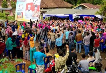 Ribuan Masa di Benteng Ikrarkan Dukung Helmi Hasan