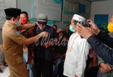 Penyerahan seragam batik