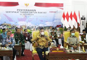 Penyerahan Sertifikat Tanah Oleh Presiden Joko Widodo untuk Rakyat se Indonesia secara virtual di Gedung Daerah Balai Raya Semarak Bengkulu, Senin (9/11).